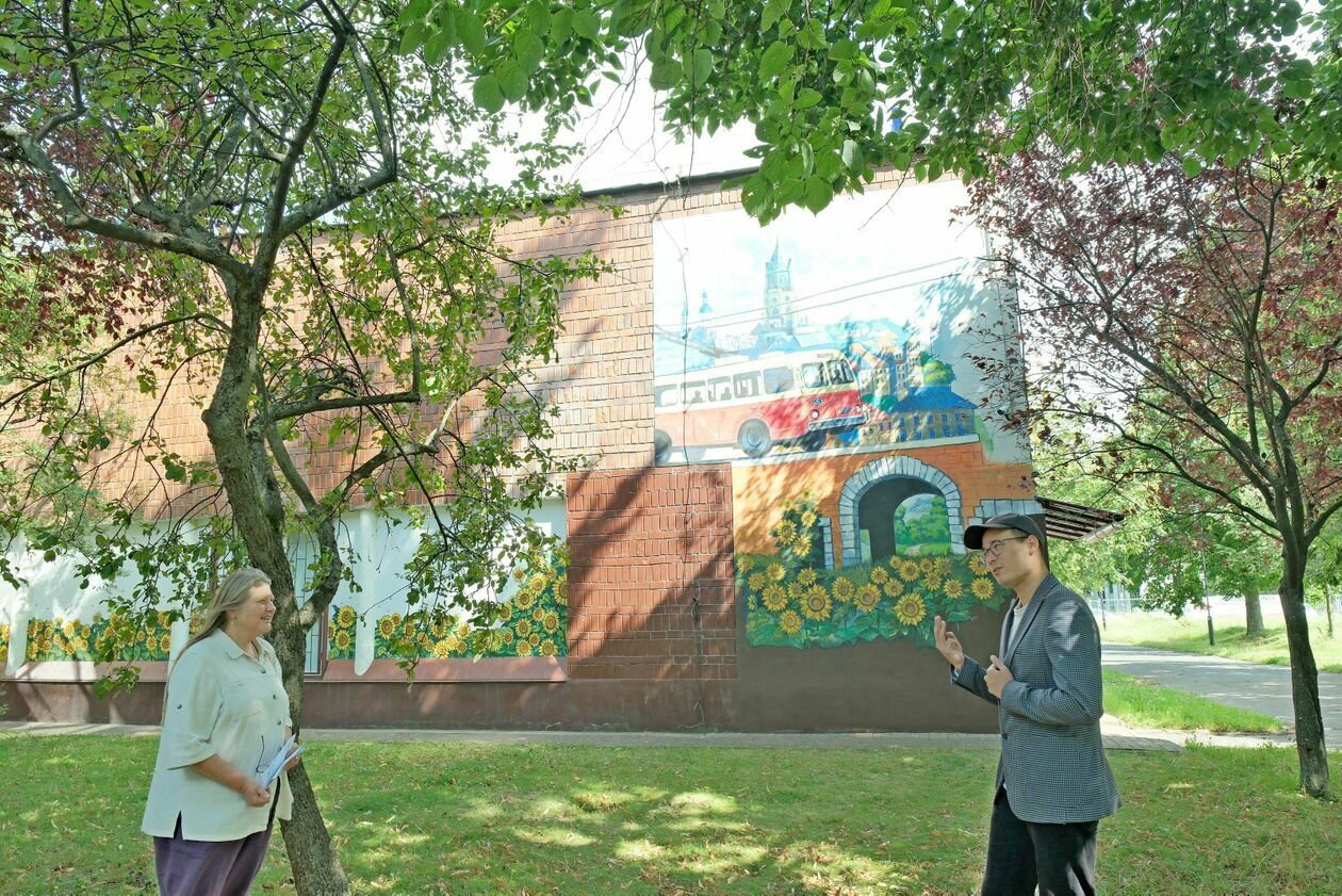  Nowy mural na budynku Domu Kultury LSM (zdjęcie 11) - Autor: DW