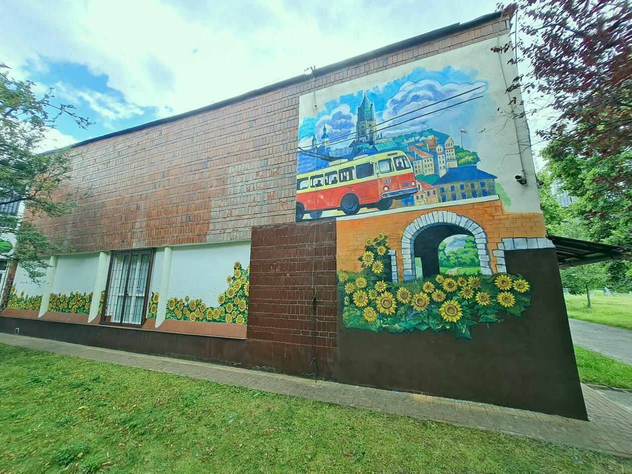  Nowy mural na budynku Domu Kultury LSM (zdjęcie 4) - Autor: DW