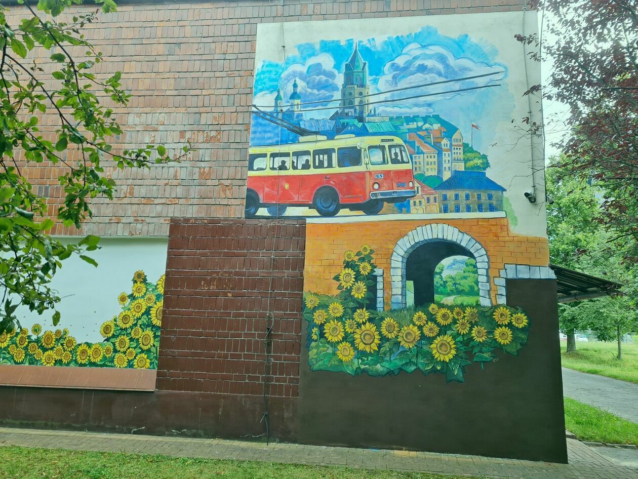  Nowy mural na budynku Domu Kultury LSM (zdjęcie 2) - Autor: DW