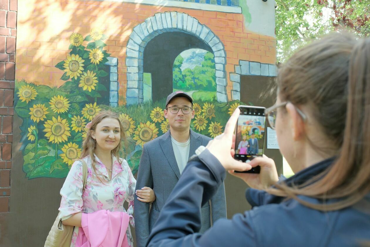  Nowy mural na budynku Domu Kultury LSM (zdjęcie 13) - Autor: DW