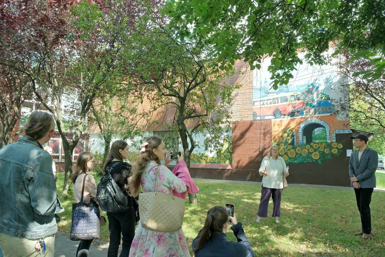  Nowy mural na budynku Domu Kultury LSM (zdjęcie 8) - Autor: DW