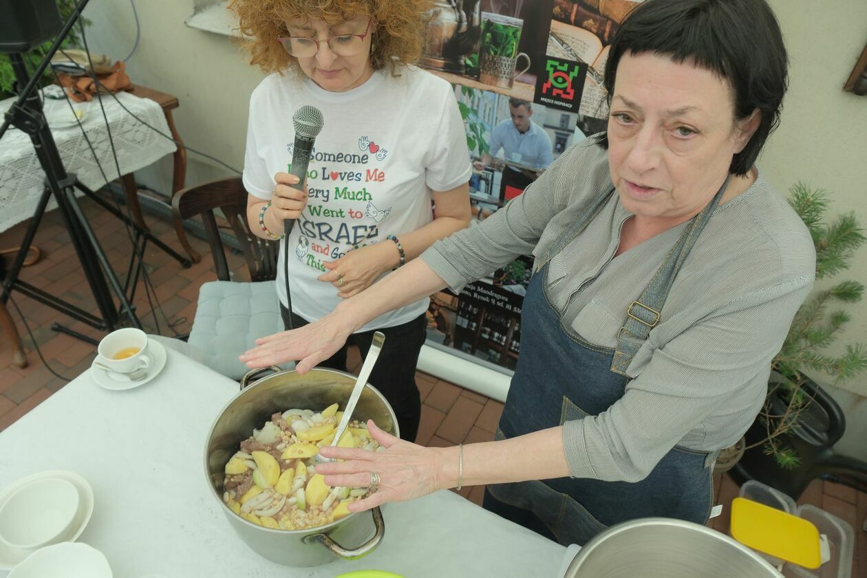  Festiwal Kultury Żydowskiej: Lubliner cymes warsztaty kulinarne poświęcone kuchni szabatowej  (zdjęcie 1) - Autor: DW