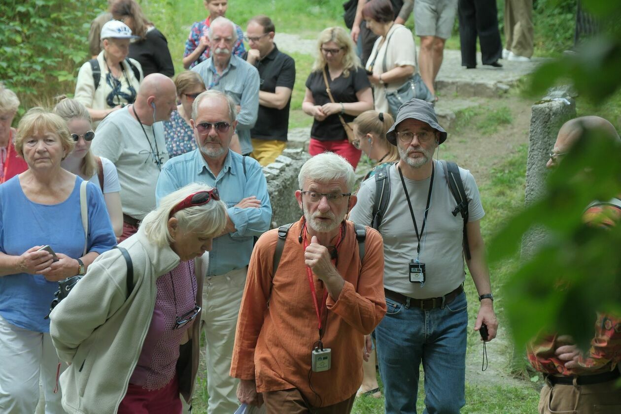  Lubliner Festival: Zwiedzanie starego cmentarza żydowskiego z prof. Andrzejem Trzcińskim  (zdjęcie 9) - Autor: DW