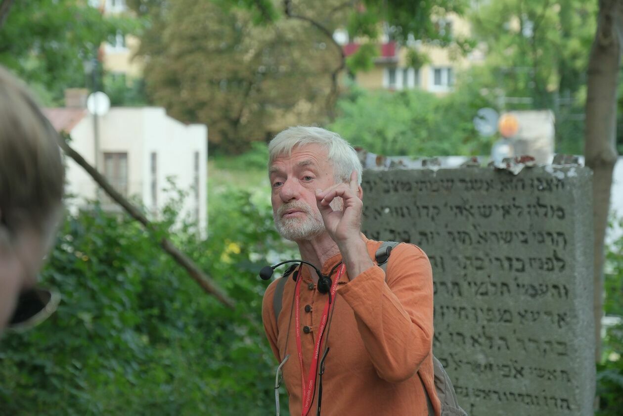  Lubliner Festival: Zwiedzanie starego cmentarza żydowskiego z prof. Andrzejem Trzcińskim  (zdjęcie 19) - Autor: DW