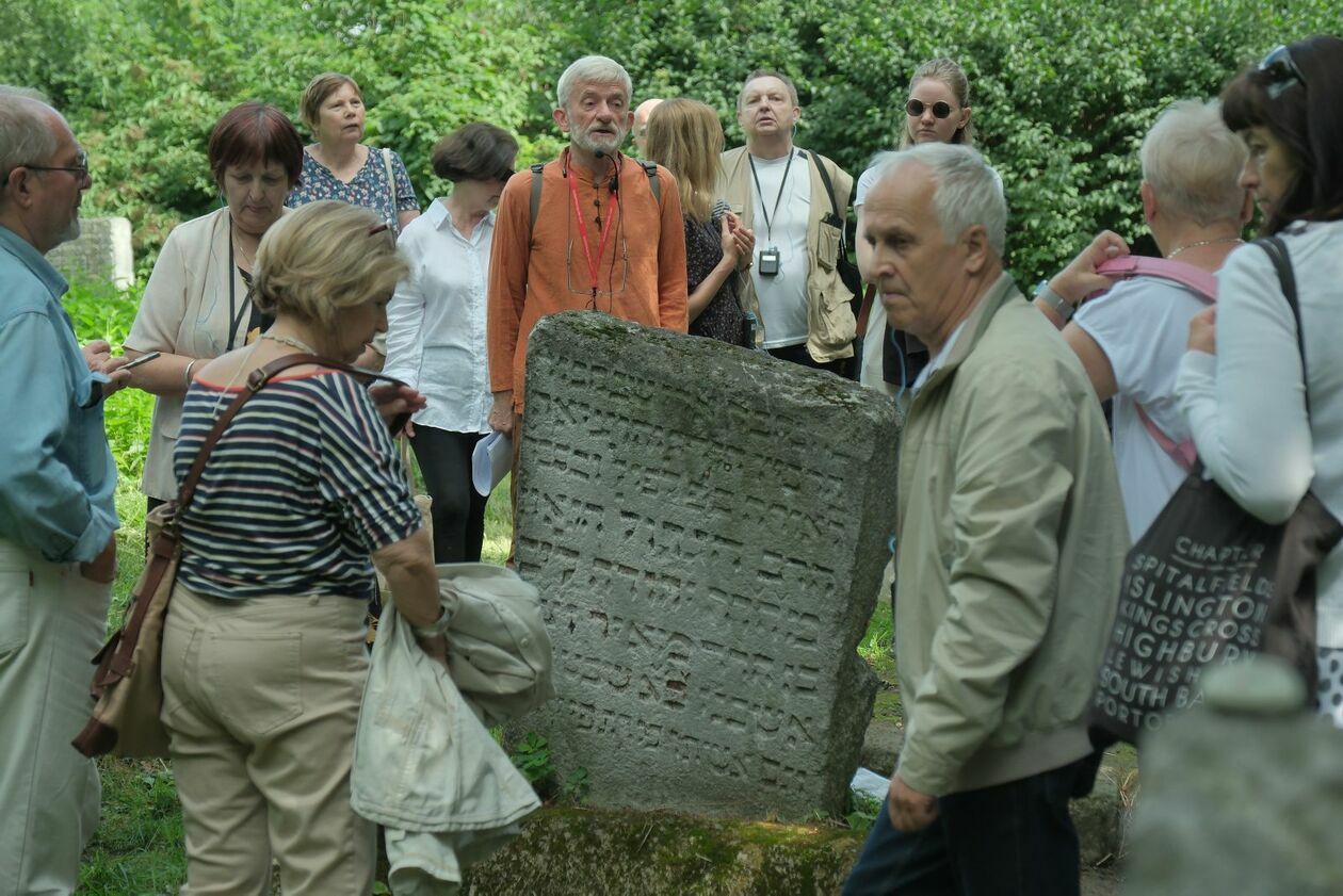  Lubliner Festival: Zwiedzanie starego cmentarza żydowskiego z prof. Andrzejem Trzcińskim  (zdjęcie 23) - Autor: DW