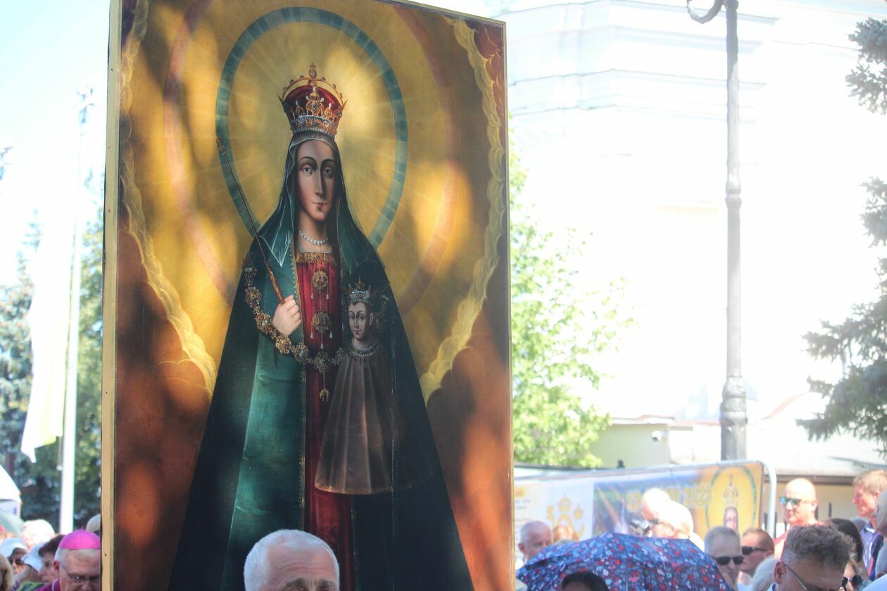  Uroczystości 300-lecia koronacji obrazu Matki Bożej w Kodniu  (zdjęcie 10) - Autor: Ewelina Burda