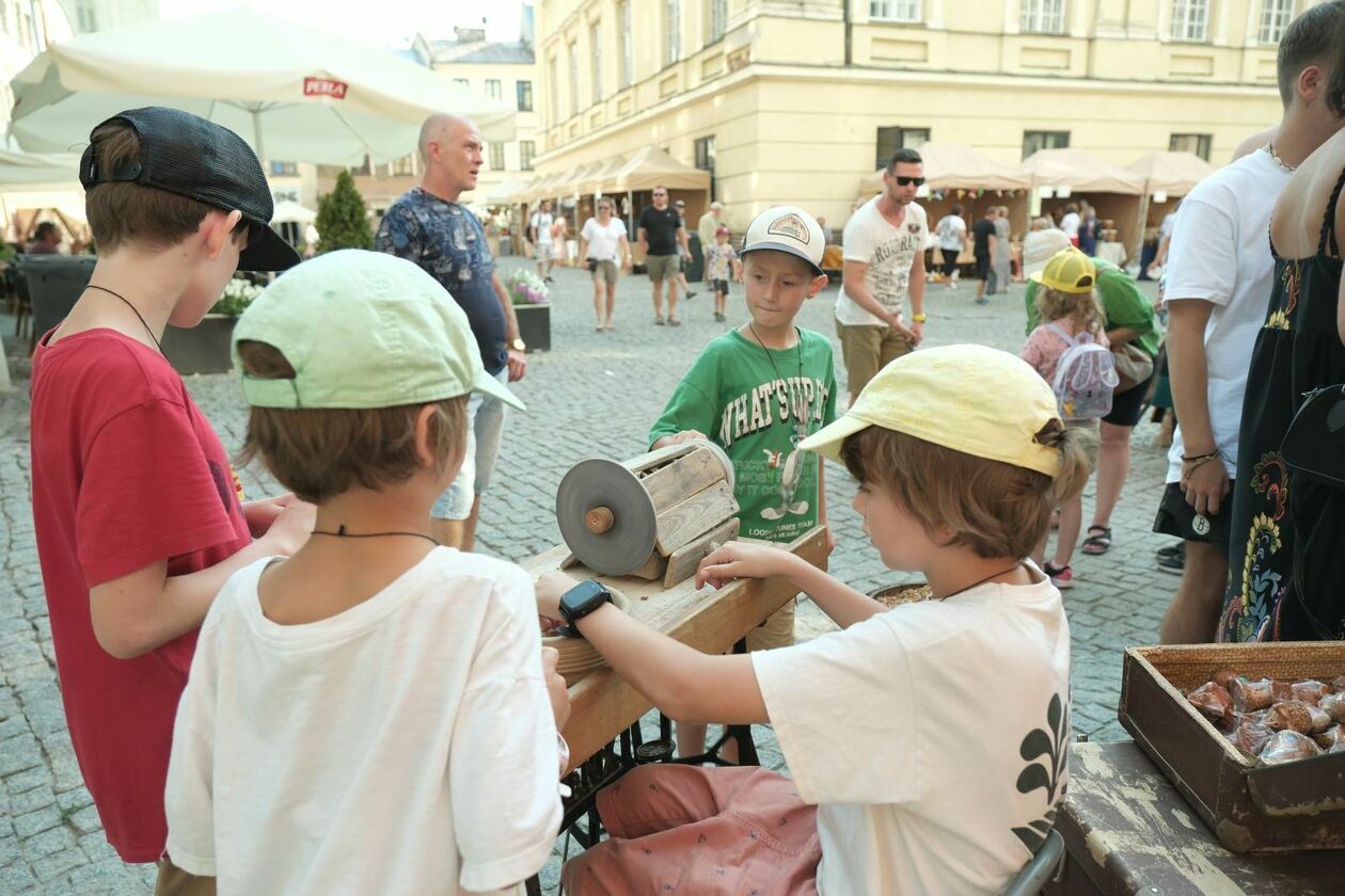  Festiwal Re:tradycja - Jarmark Jagielloński: warsztaty tworzenia zabawek i ozdób choinkowych (zdjęcie 28) - Autor: DW