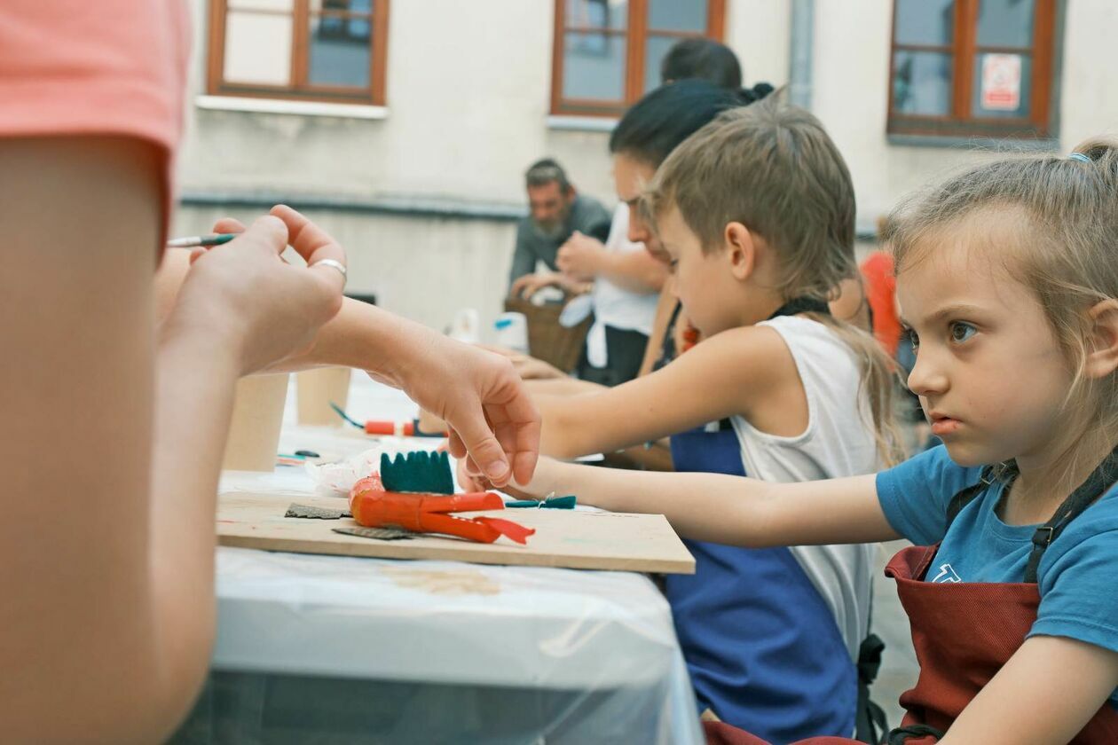  Festiwal Re:tradycja - Jarmark Jagielloński: warsztaty tworzenia zabawek i ozdób choinkowych (zdjęcie 7) - Autor: DW