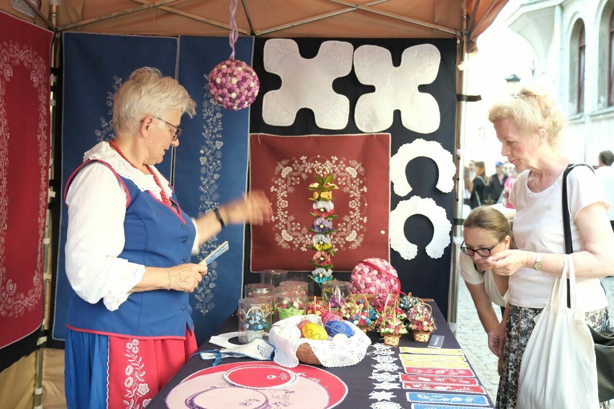  Festiwal Re:tradycja - Jarmark Jagielloński: warsztaty tworzenia zabawek i ozdób choinkowych (zdjęcie 25) - Autor: DW