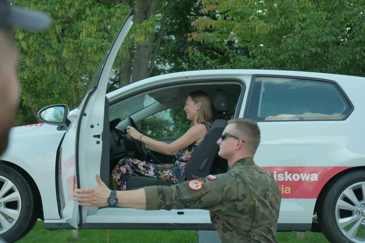  Piknik militarny z okazji święta wojska na pl Teatralnym (zdjęcie 11) - Autor: DW