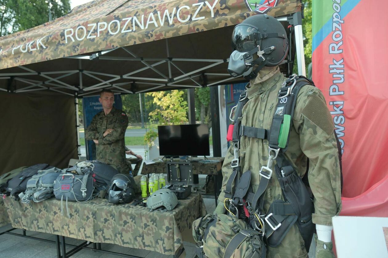  Piknik militarny z okazji święta wojska na pl Teatralnym (zdjęcie 7) - Autor: DW