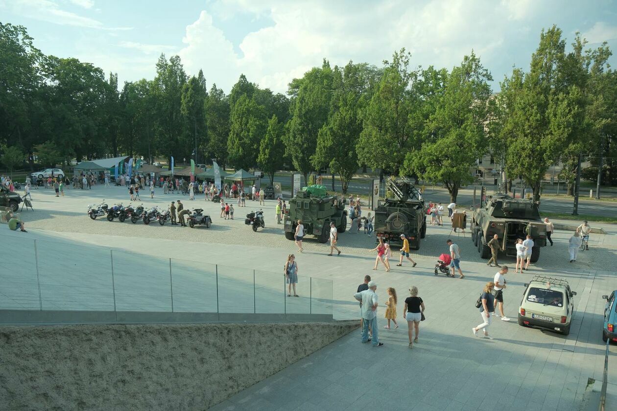 Piknik militarny z okazji święta wojska na pl Teatralnym