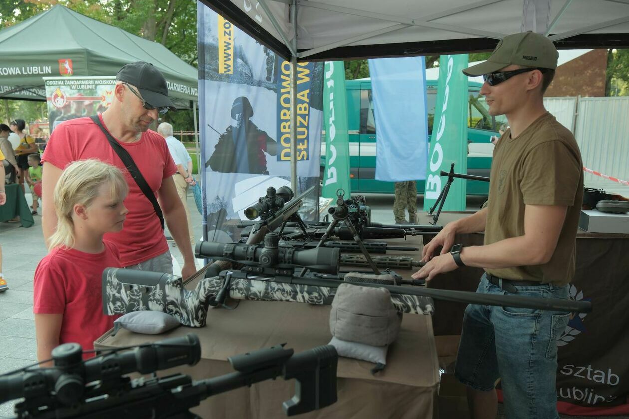  Piknik militarny z okazji święta wojska na pl Teatralnym (zdjęcie 9) - Autor: DW