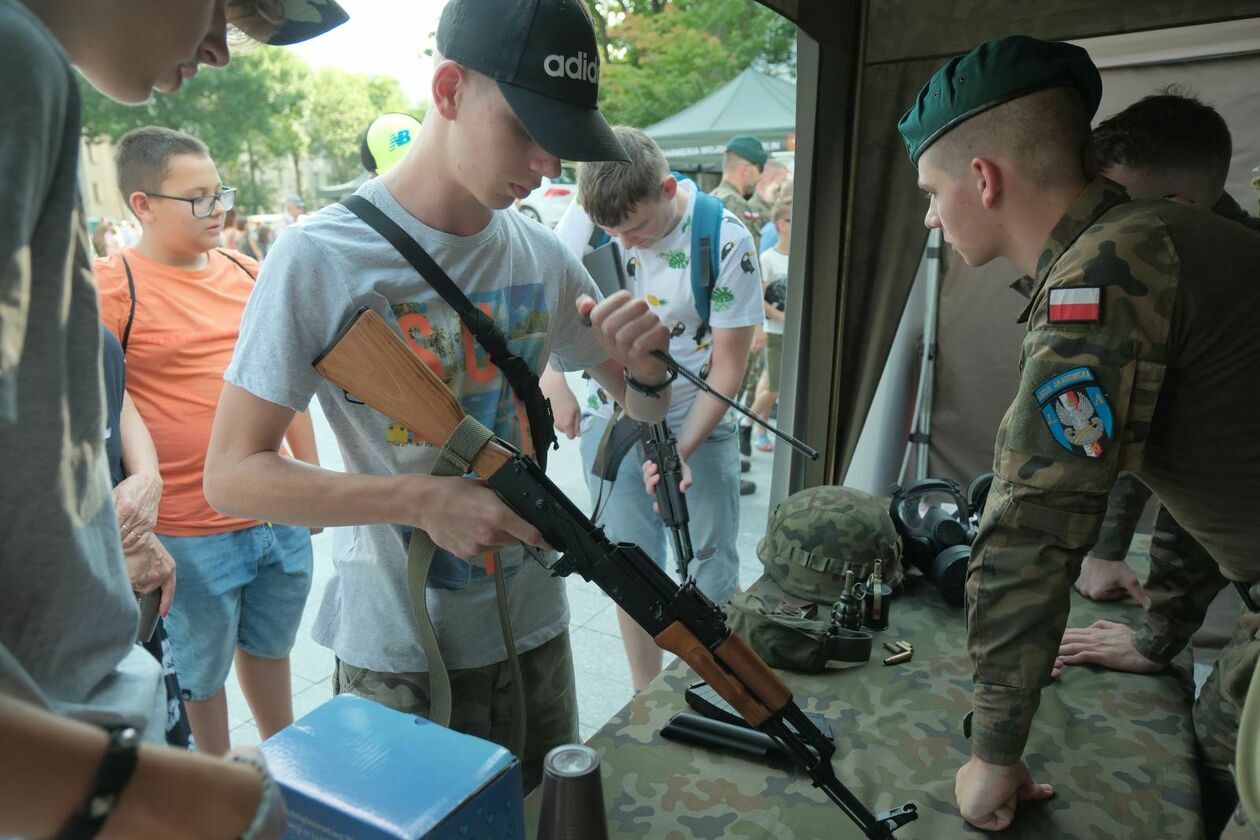  Piknik militarny z okazji święta wojska na pl Teatralnym (zdjęcie 8) - Autor: DW