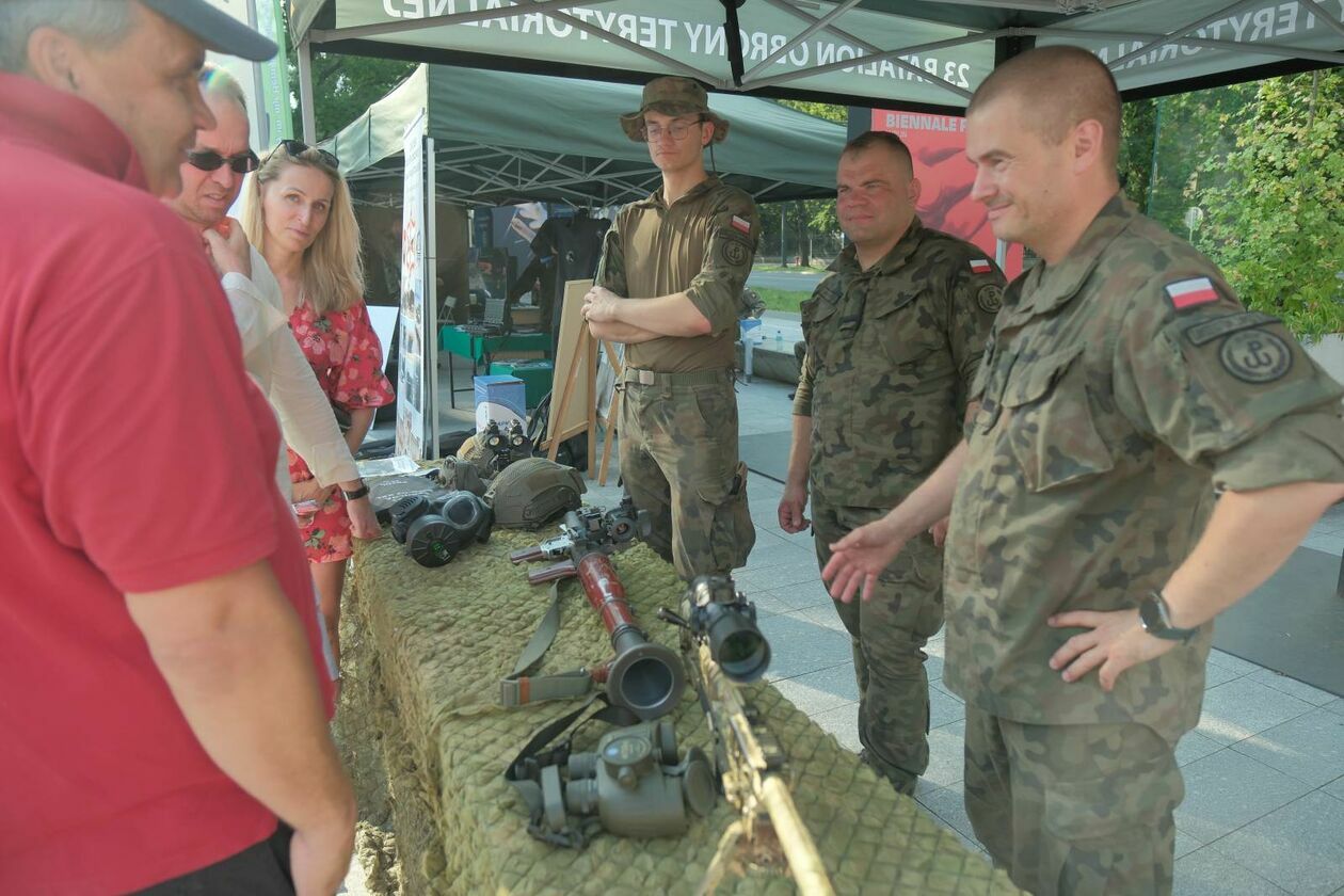  Piknik militarny z okazji święta wojska na pl Teatralnym (zdjęcie 6) - Autor: DW