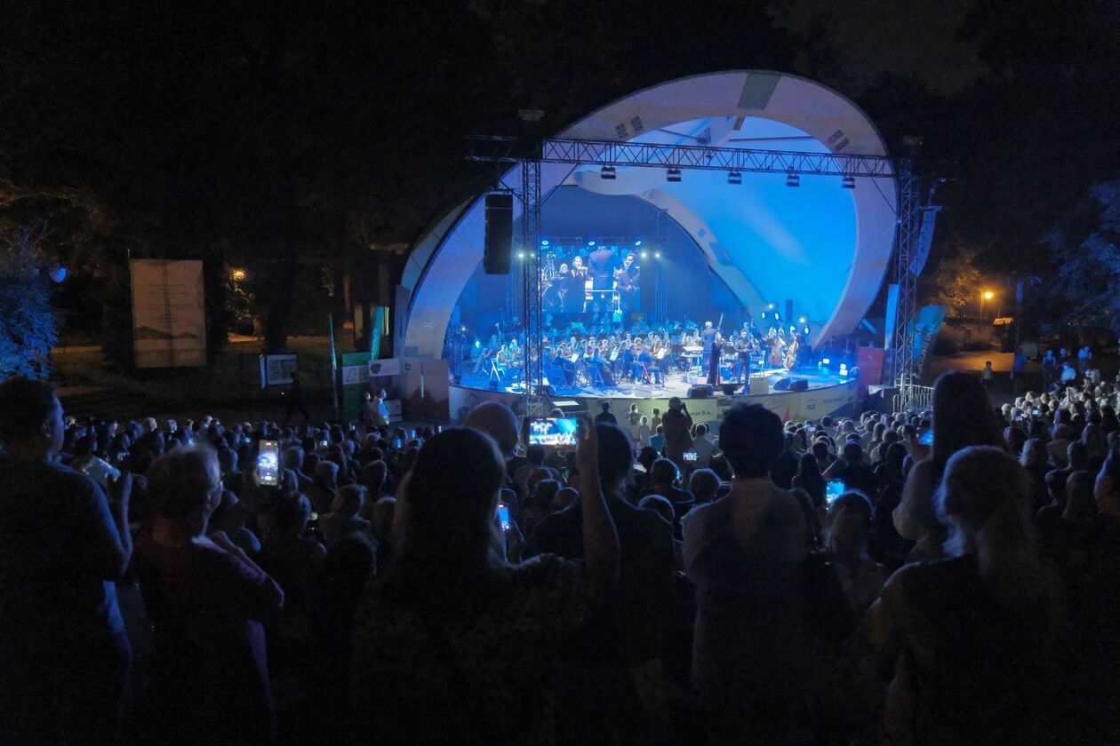  Koncert plenerowy z okazji obchodów Święta Wojska Polskiego (zdjęcie 2) - Autor: DW