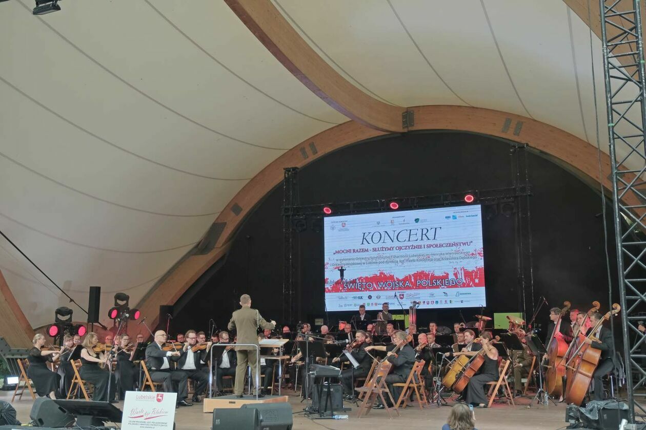  Koncert plenerowy z okazji obchodów Święta Wojska Polskiego (zdjęcie 40) - Autor: DW