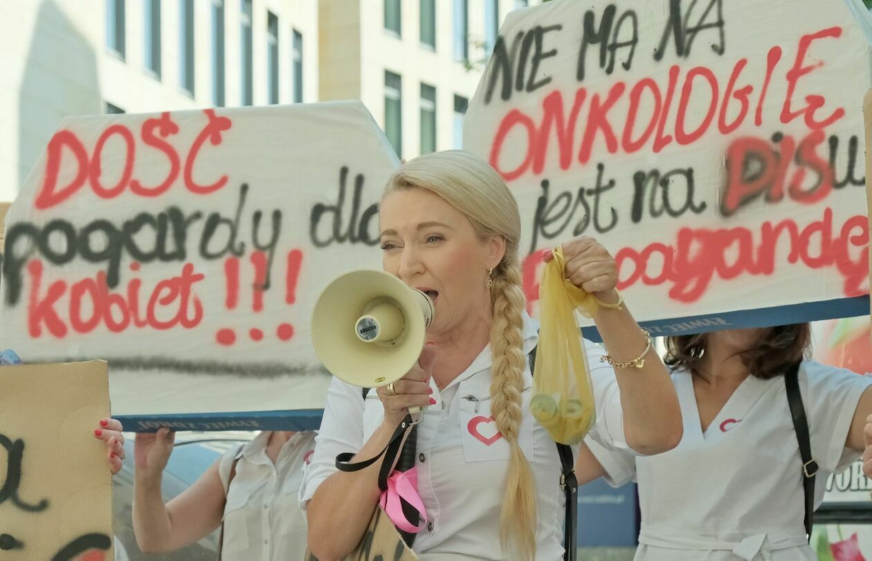 Pikieta posłanki Marty Wcisło przed wejściem na galę konkursu Lubelski Lider Bezpieczeństwa