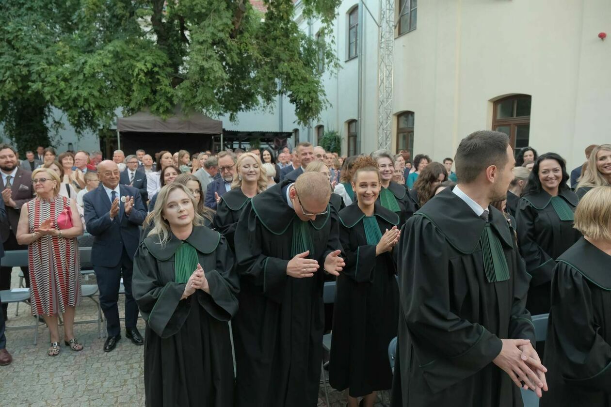  31 nowych adwokatów: ślubowanie aplikantów, którzy zdali egzamin adwokacki w lubelskiej IA (zdjęcie 26) - Autor: DW