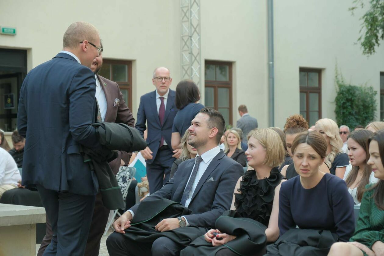  31 nowych adwokatów: ślubowanie aplikantów, którzy zdali egzamin adwokacki w lubelskiej IA (zdjęcie 8) - Autor: DW