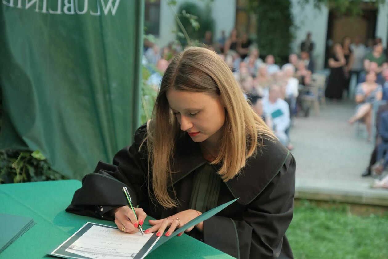  31 nowych adwokatów: ślubowanie aplikantów, którzy zdali egzamin adwokacki w lubelskiej IA (zdjęcie 59) - Autor: DW