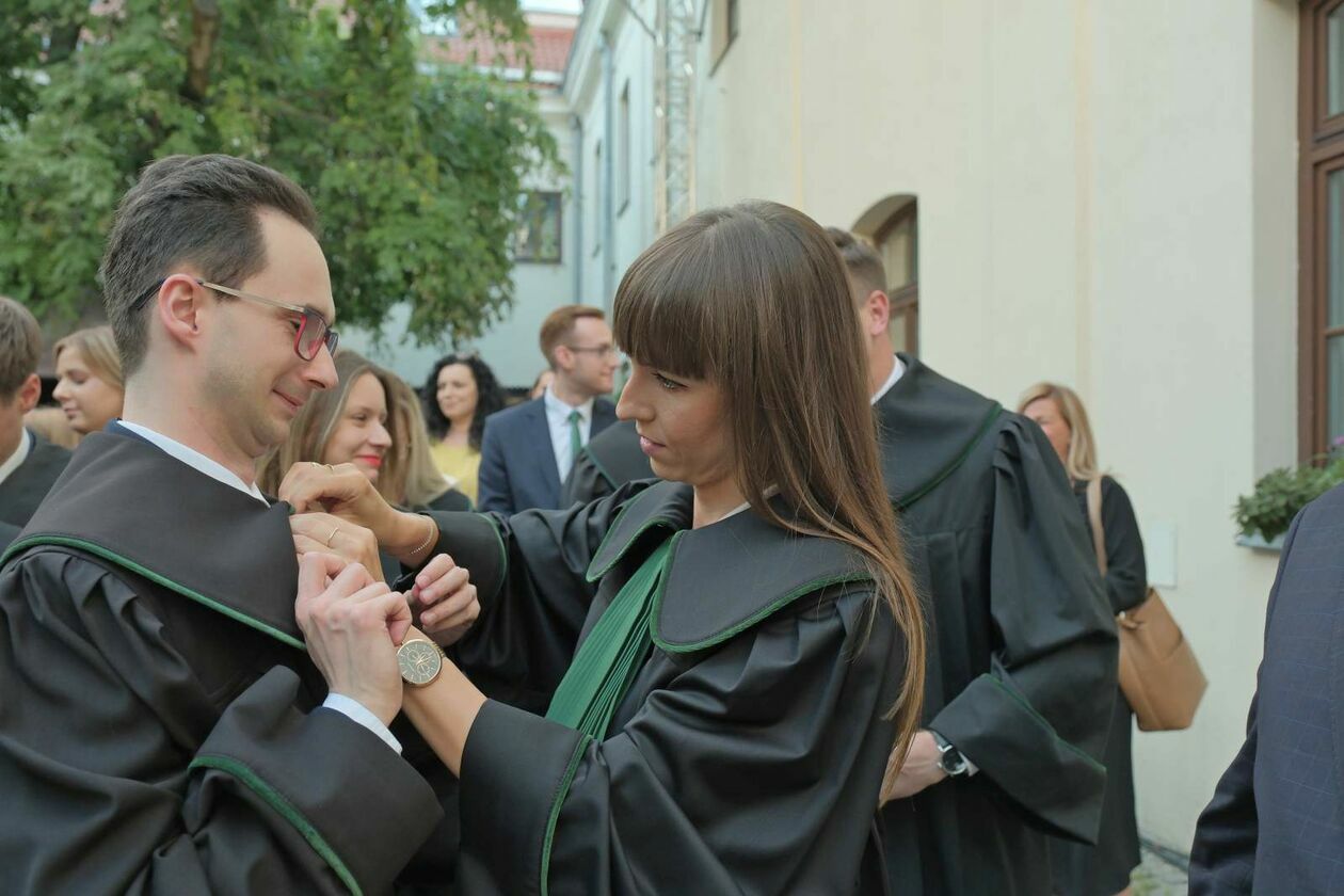  31 nowych adwokatów: ślubowanie aplikantów, którzy zdali egzamin adwokacki w lubelskiej IA (zdjęcie 18) - Autor: DW
