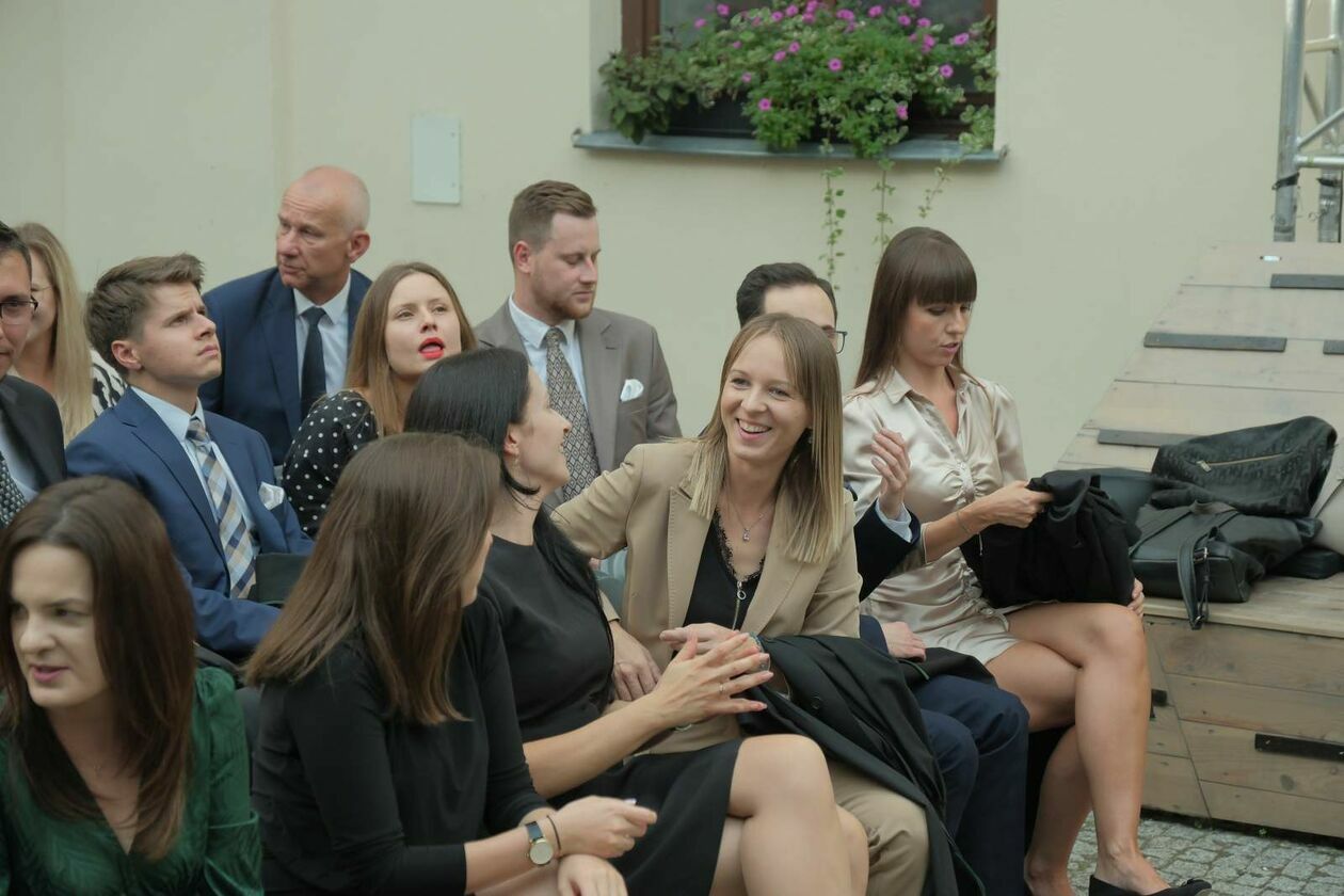  31 nowych adwokatów: ślubowanie aplikantów, którzy zdali egzamin adwokacki w lubelskiej IA (zdjęcie 4) - Autor: DW