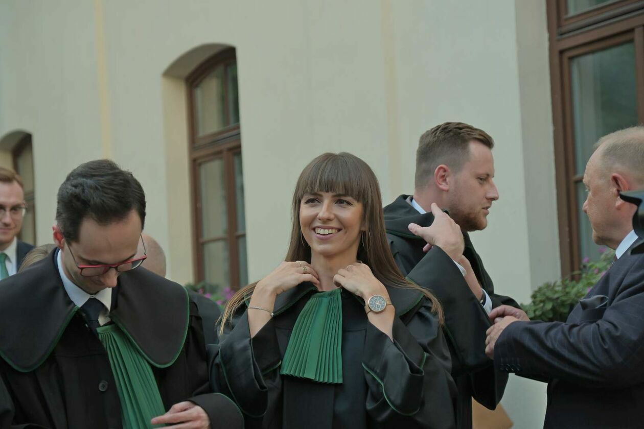 31 nowych adwokatów: ślubowanie aplikantów, którzy zdali egzamin adwokacki w lubelskiej IA (zdjęcie 15) - Autor: DW