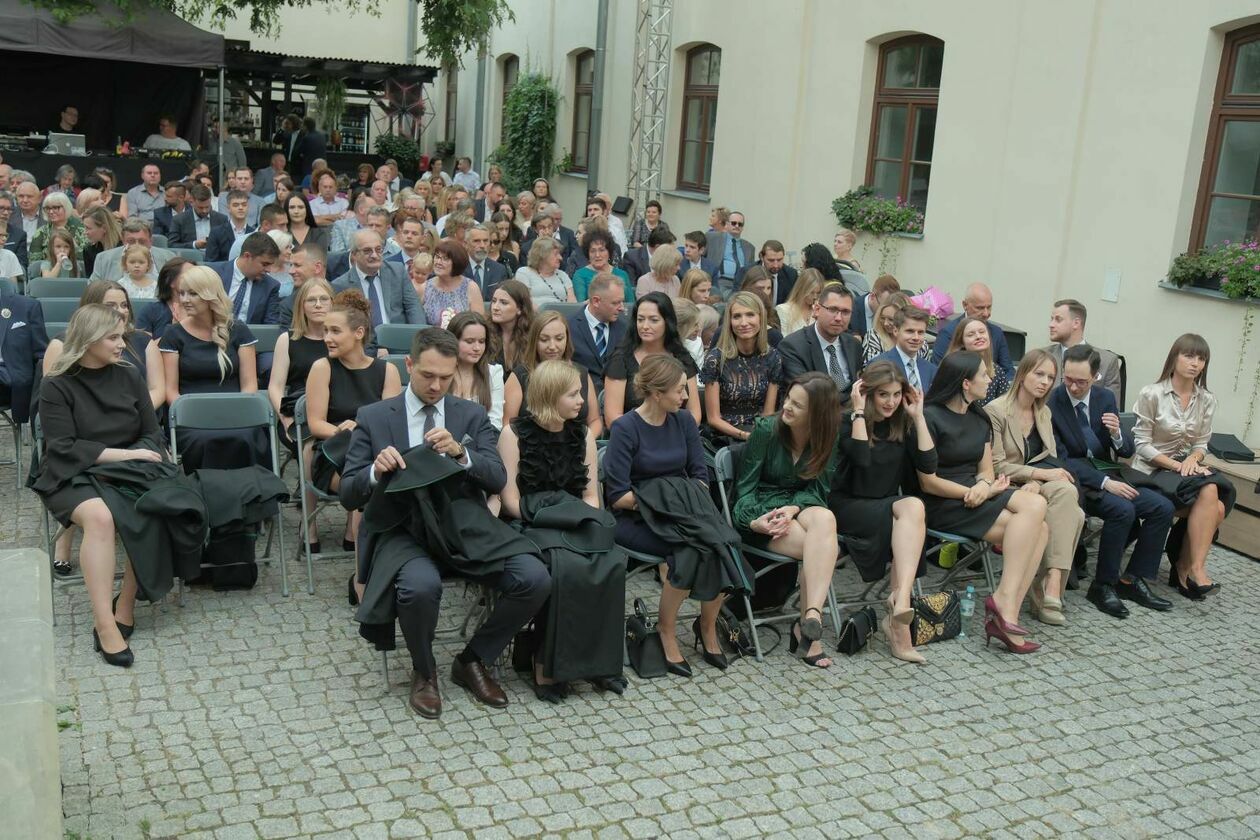  31 nowych adwokatów: ślubowanie aplikantów, którzy zdali egzamin adwokacki w lubelskiej IA (zdjęcie 2) - Autor: DW