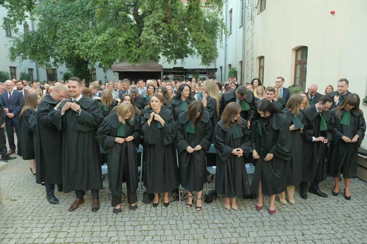 31 nowych adwokatów: ślubowanie aplikantów, którzy zdali egzamin adwokacki w lubelskiej IA - Autor: DW
