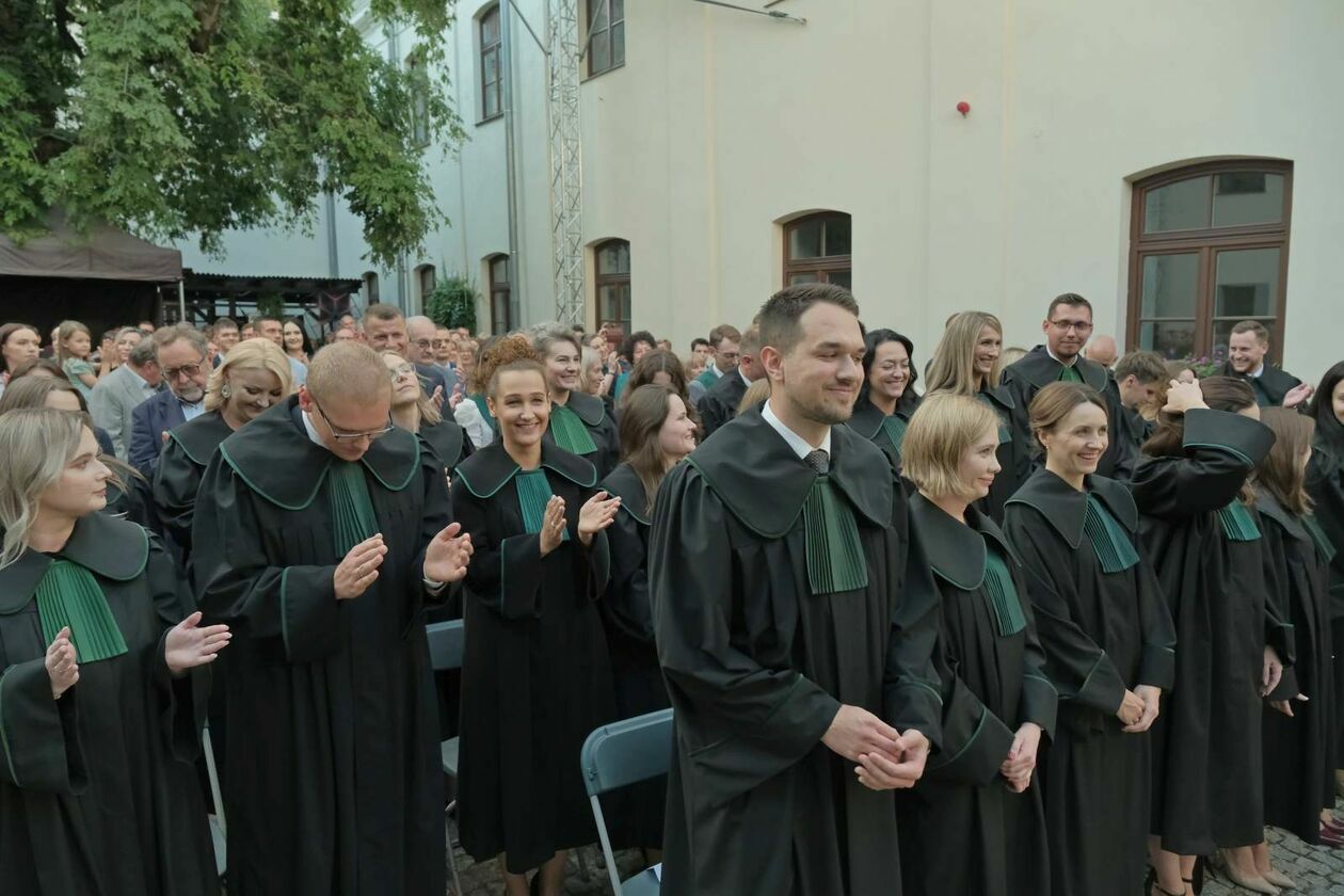  31 nowych adwokatów: ślubowanie aplikantów, którzy zdali egzamin adwokacki w lubelskiej IA (zdjęcie 25) - Autor: DW
