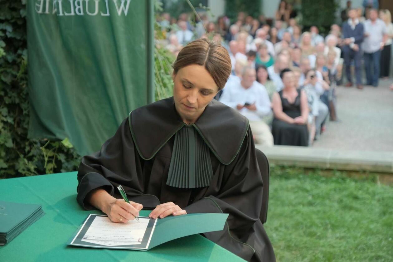  31 nowych adwokatów: ślubowanie aplikantów, którzy zdali egzamin adwokacki w lubelskiej IA (zdjęcie 35) - Autor: DW