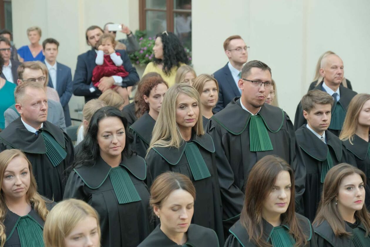  31 nowych adwokatów: ślubowanie aplikantów, którzy zdali egzamin adwokacki w lubelskiej IA (zdjęcie 22) - Autor: DW