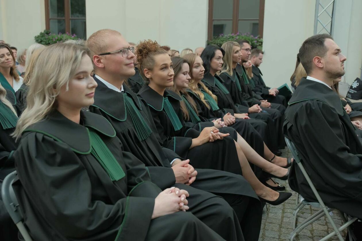  31 nowych adwokatów: ślubowanie aplikantów, którzy zdali egzamin adwokacki w lubelskiej IA (zdjęcie 29) - Autor: DW