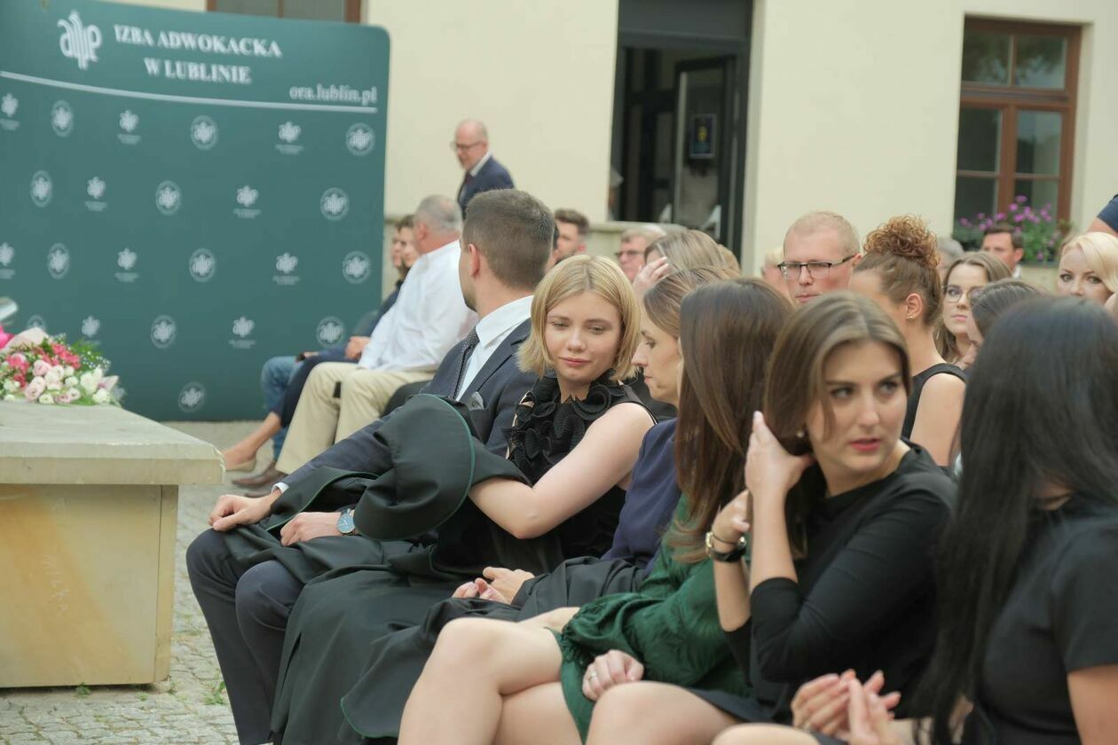  31 nowych adwokatów: ślubowanie aplikantów, którzy zdali egzamin adwokacki w lubelskiej IA (zdjęcie 9) - Autor: DW
