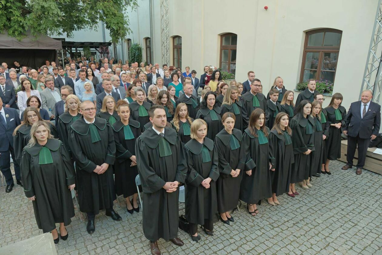  31 nowych adwokatów: ślubowanie aplikantów, którzy zdali egzamin adwokacki w lubelskiej IA (zdjęcie 21) - Autor: DW