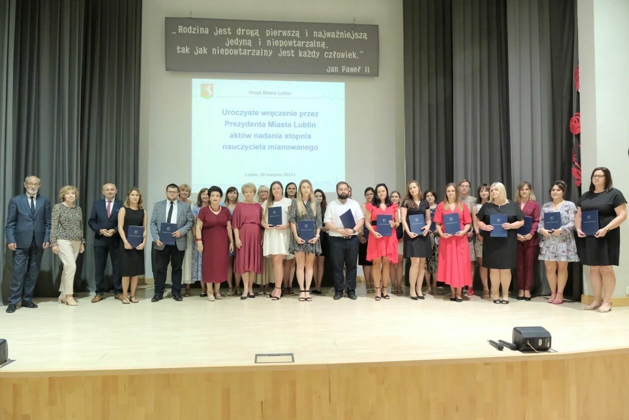  W Lublinie przybyło 330 nauczycieli mianowanych (zdjęcie 15) - Autor: DW