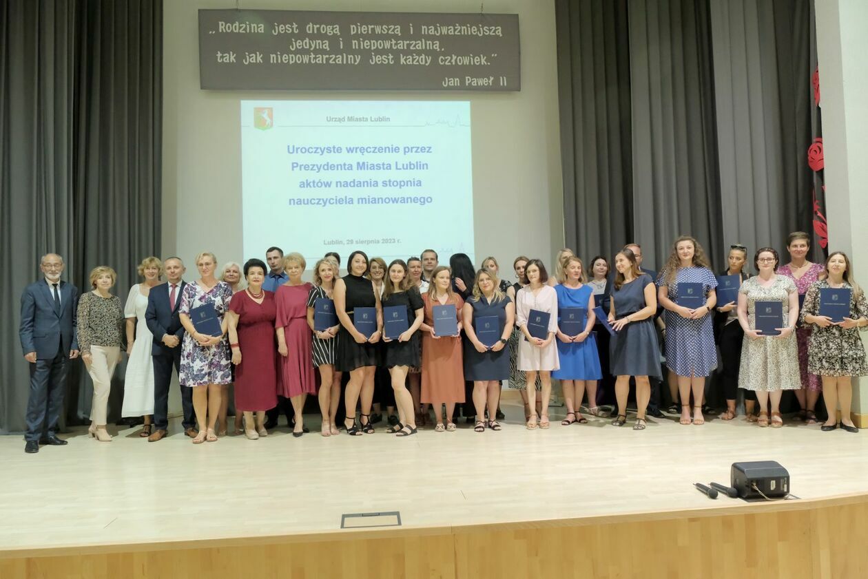  W Lublinie przybyło 330 nauczycieli mianowanych (zdjęcie 9) - Autor: DW