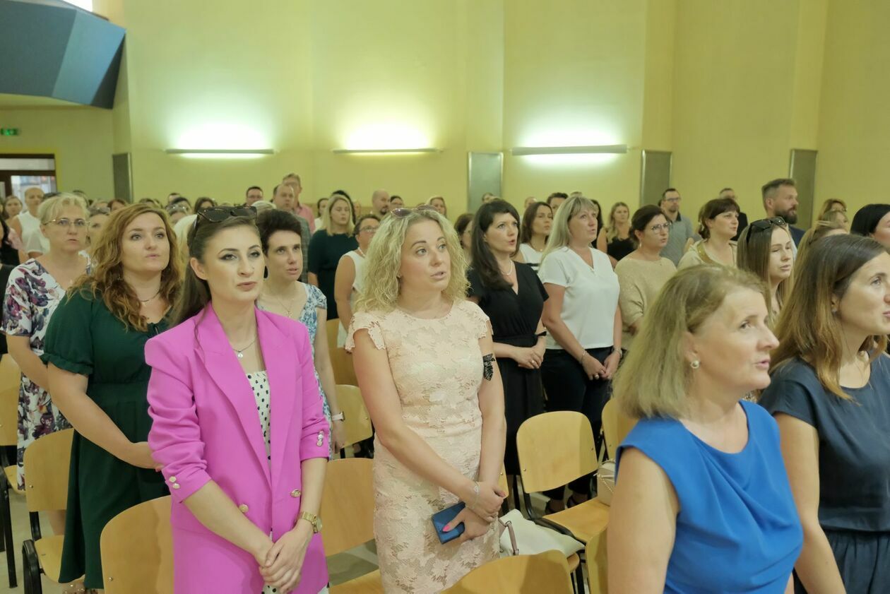  W Lublinie przybyło 330 nauczycieli mianowanych (zdjęcie 37) - Autor: DW