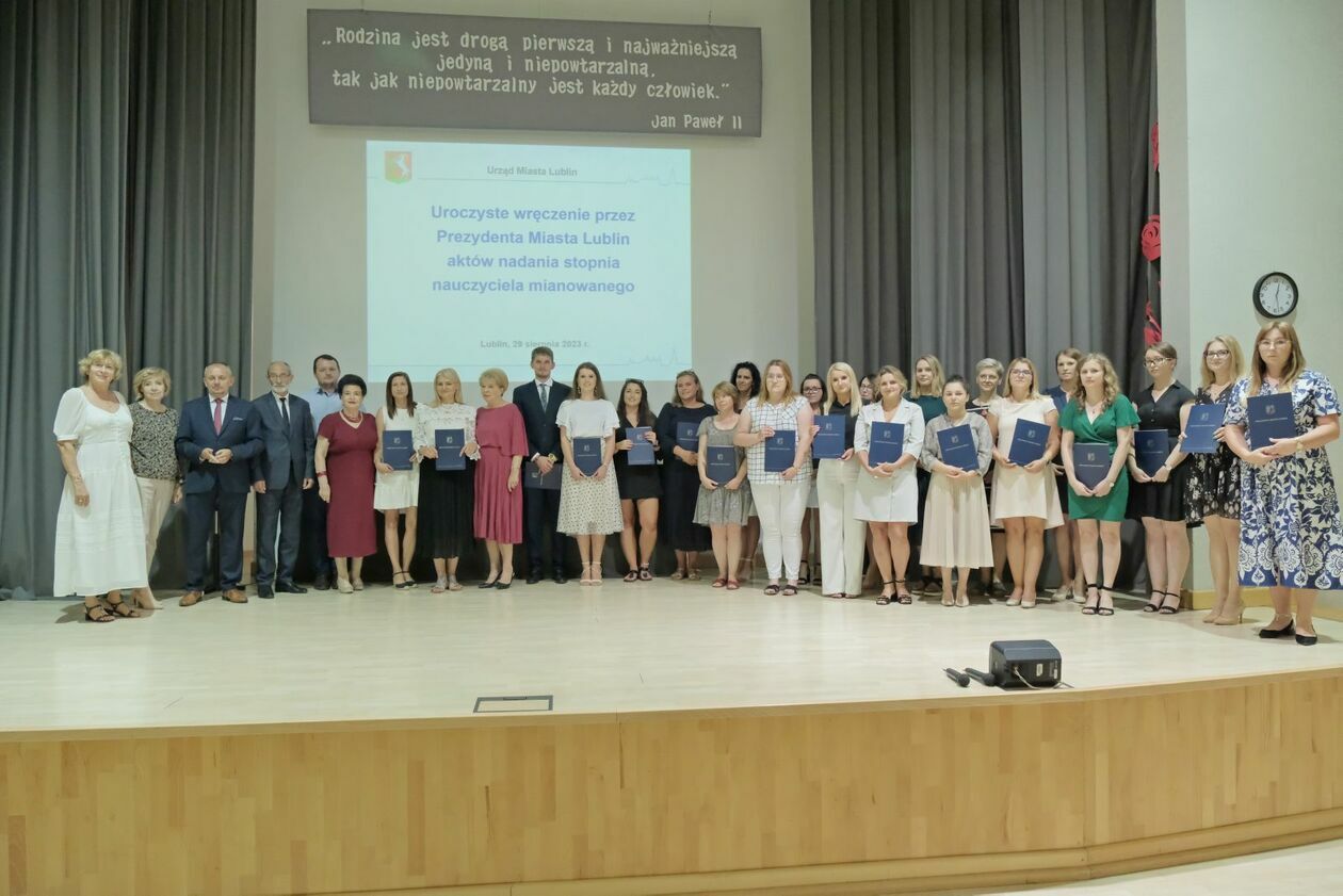  W Lublinie przybyło 330 nauczycieli mianowanych (zdjęcie 28) - Autor: DW