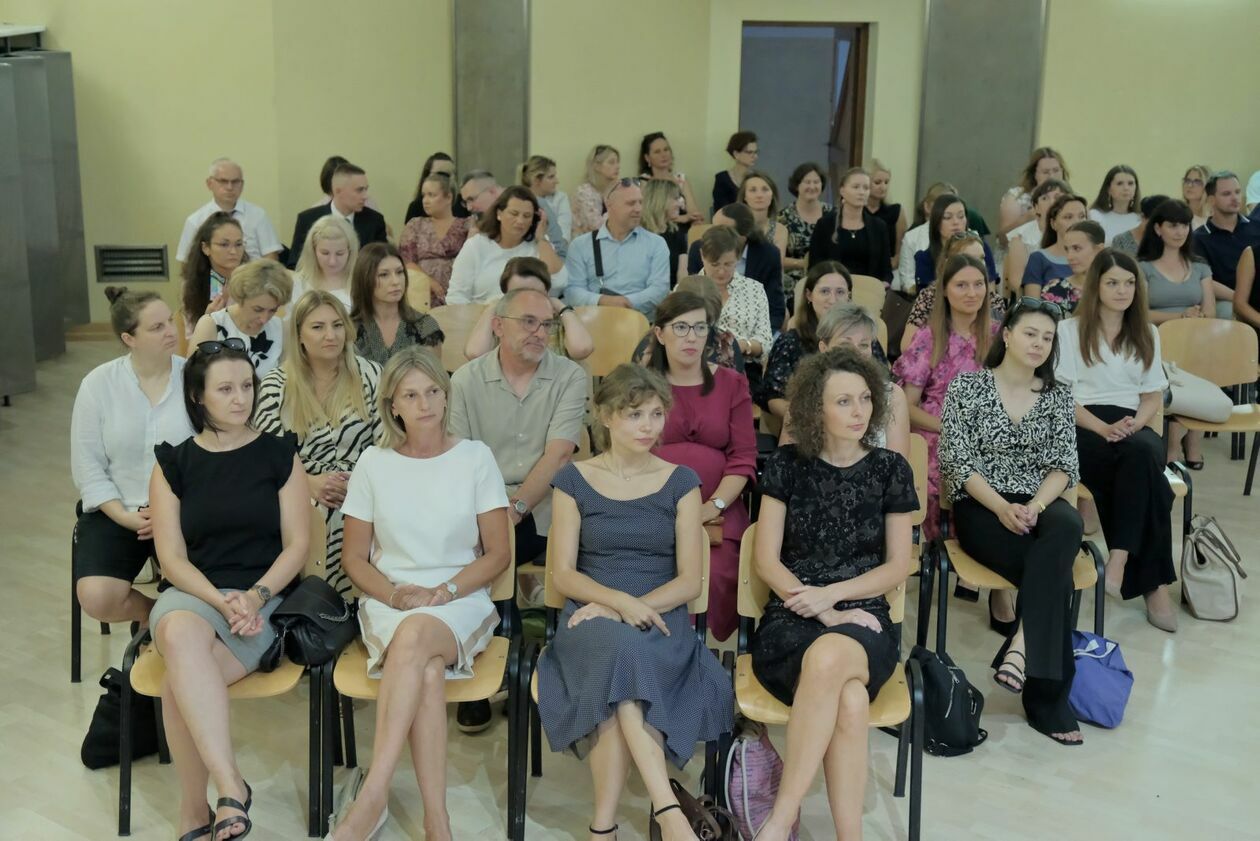  W Lublinie przybyło 330 nauczycieli mianowanych (zdjęcie 40) - Autor: DW
