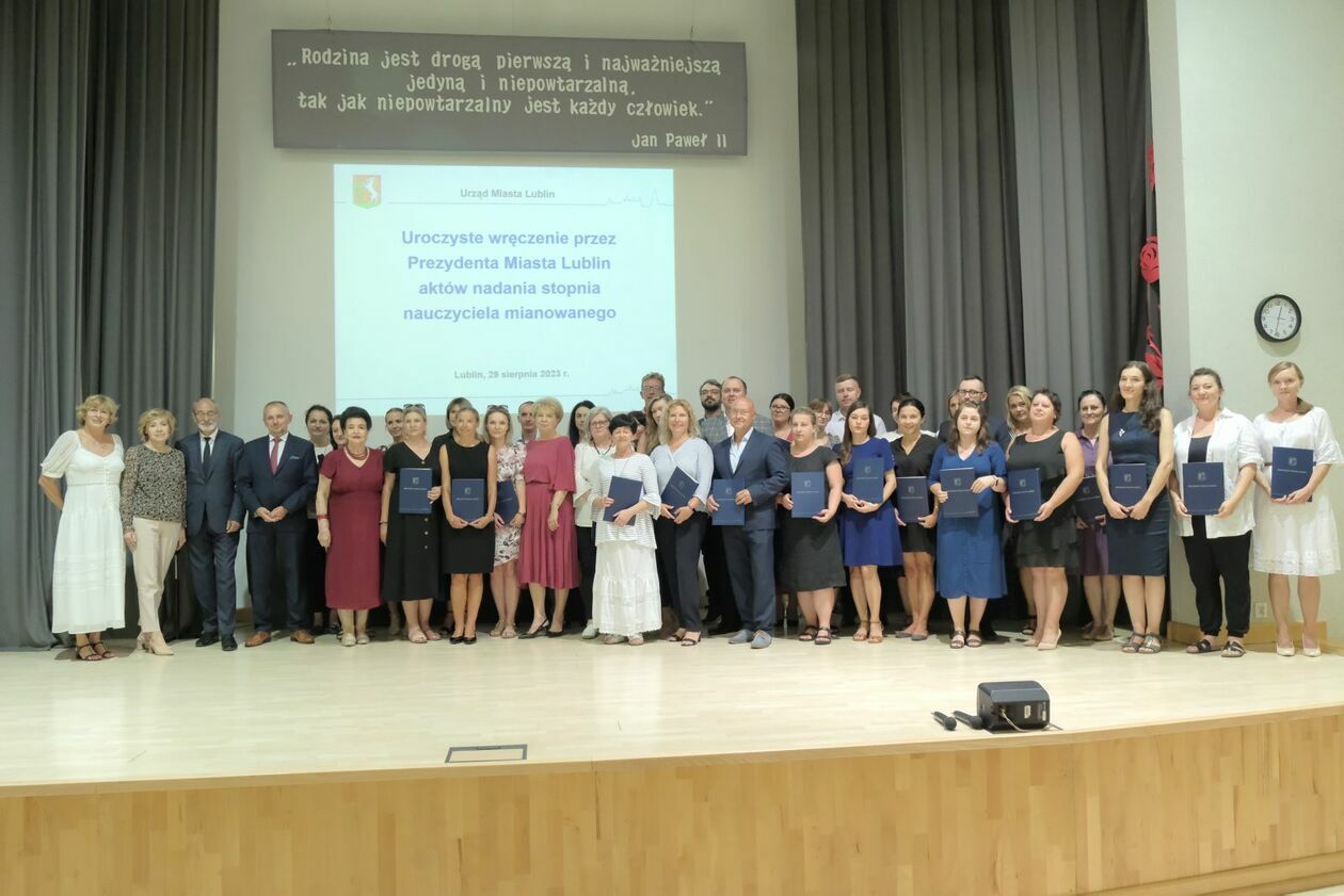  W Lublinie przybyło 330 nauczycieli mianowanych (zdjęcie 21) - Autor: DW