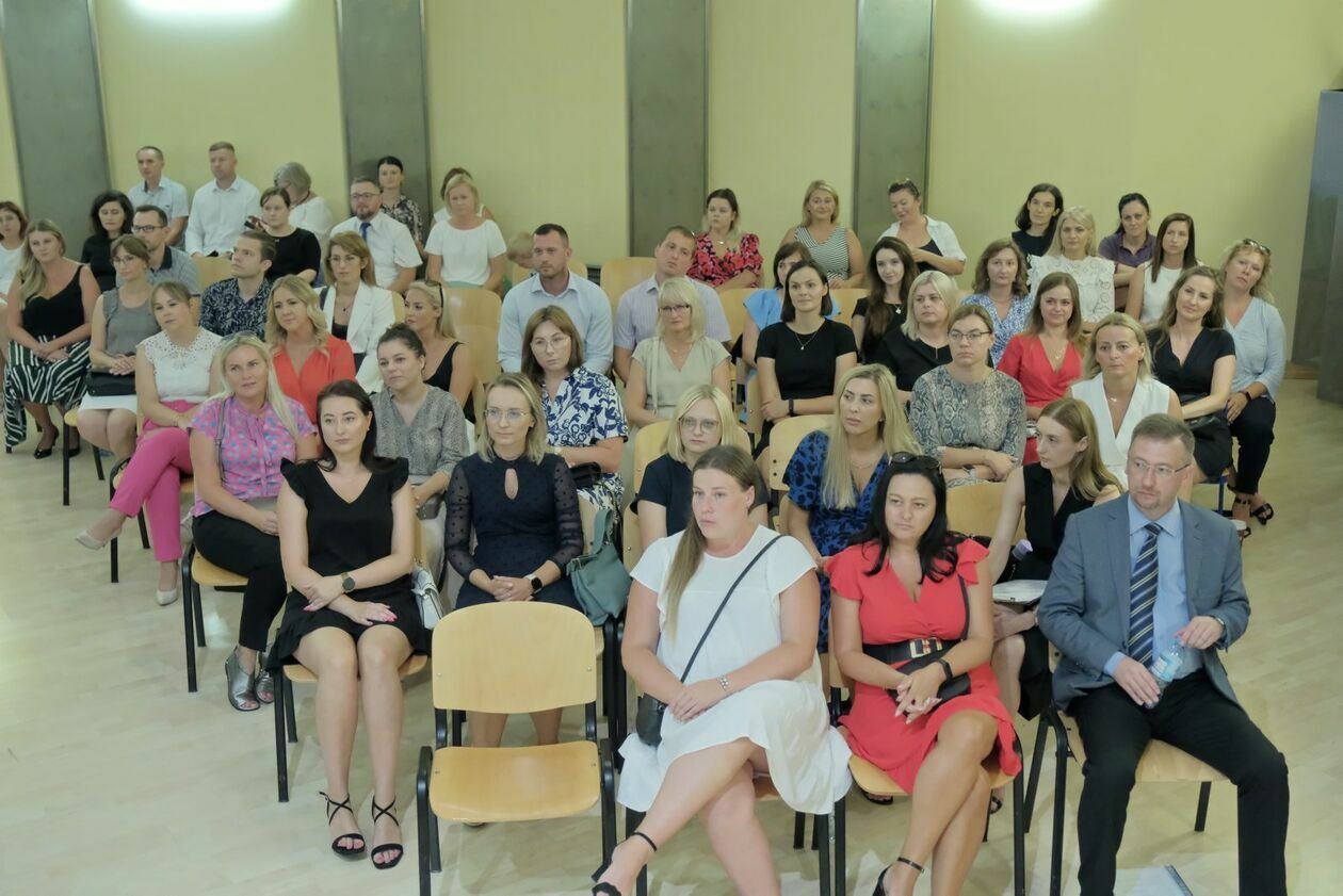  W Lublinie przybyło 330 nauczycieli mianowanych (zdjęcie 39) - Autor: DW