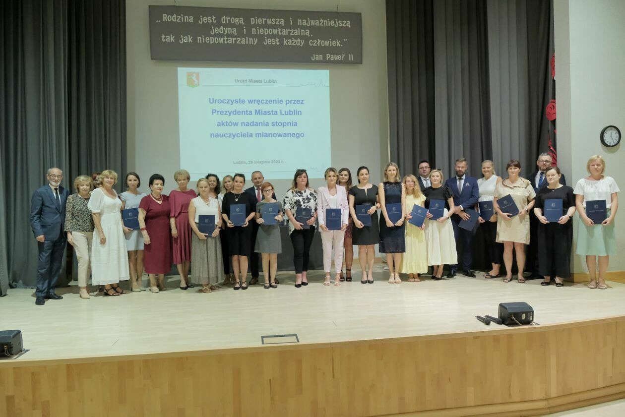  W Lublinie przybyło 330 nauczycieli mianowanych (zdjęcie 32) - Autor: DW
