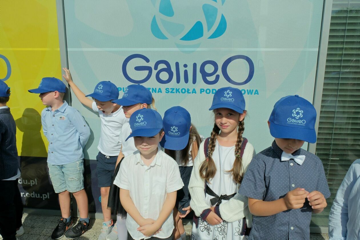  Rozpoczęcie roku szkolnego w nowej Publicznej Szkole Podstawowej Galileo w Lublinie (zdjęcie 4) - Autor: DW