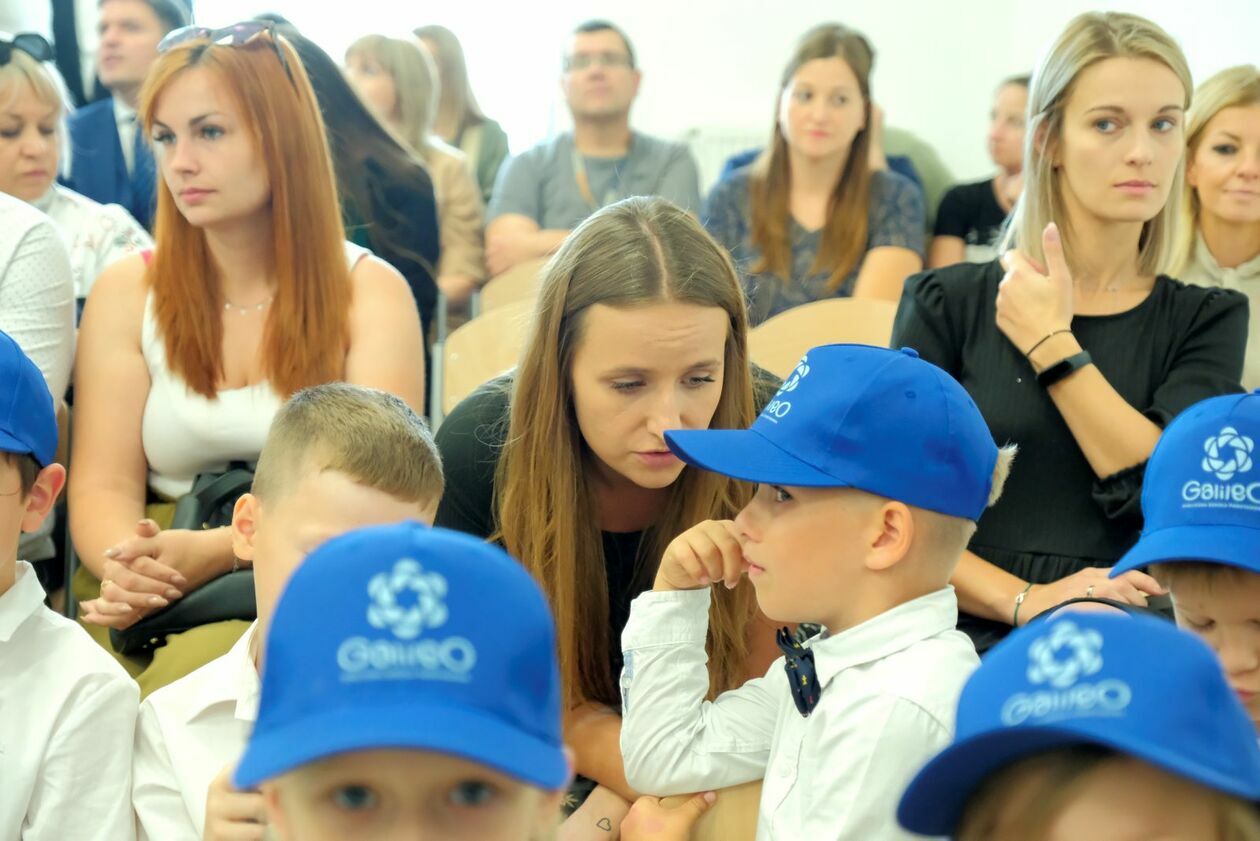  Rozpoczęcie roku szkolnego w nowej Publicznej Szkole Podstawowej Galileo w Lublinie (zdjęcie 26) - Autor: DW