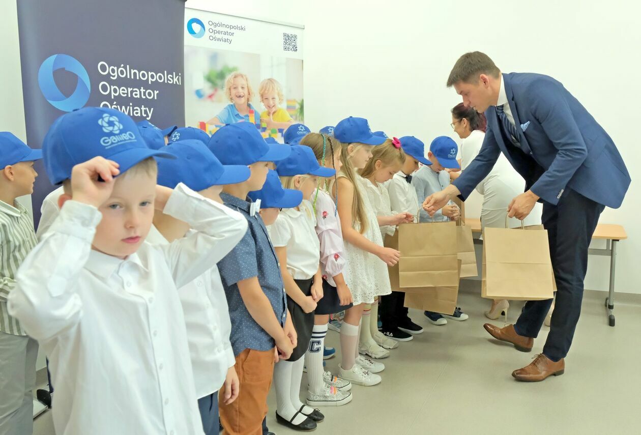  Rozpoczęcie roku szkolnego w nowej Publicznej Szkole Podstawowej Galileo w Lublinie (zdjęcie 24) - Autor: DW
