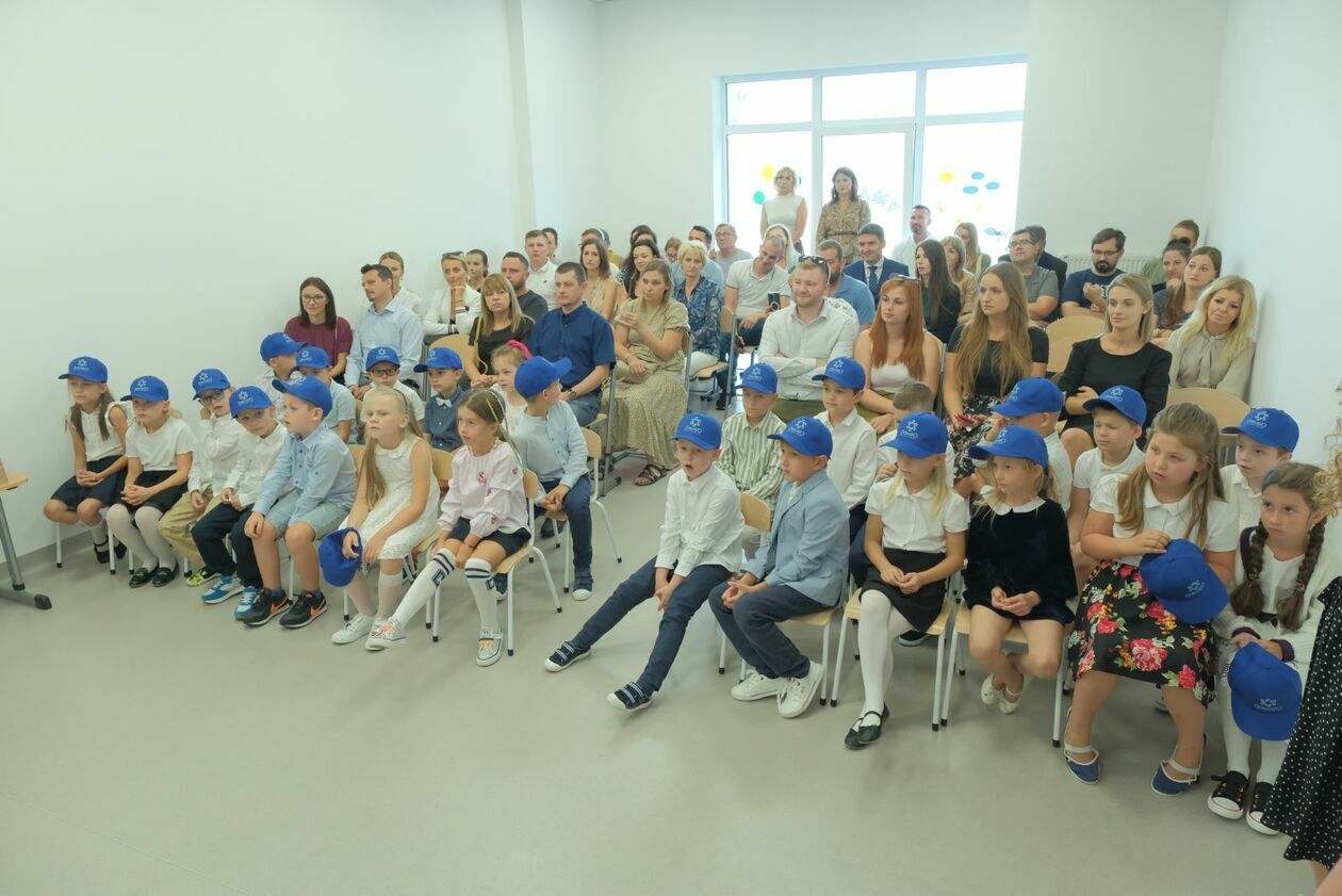  Rozpoczęcie roku szkolnego w nowej Publicznej Szkole Podstawowej Galileo w Lublinie (zdjęcie 13) - Autor: DW