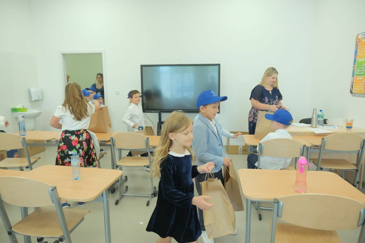  Rozpoczęcie roku szkolnego w nowej Publicznej Szkole Podstawowej Galileo w Lublinie (zdjęcie 20) - Autor: DW