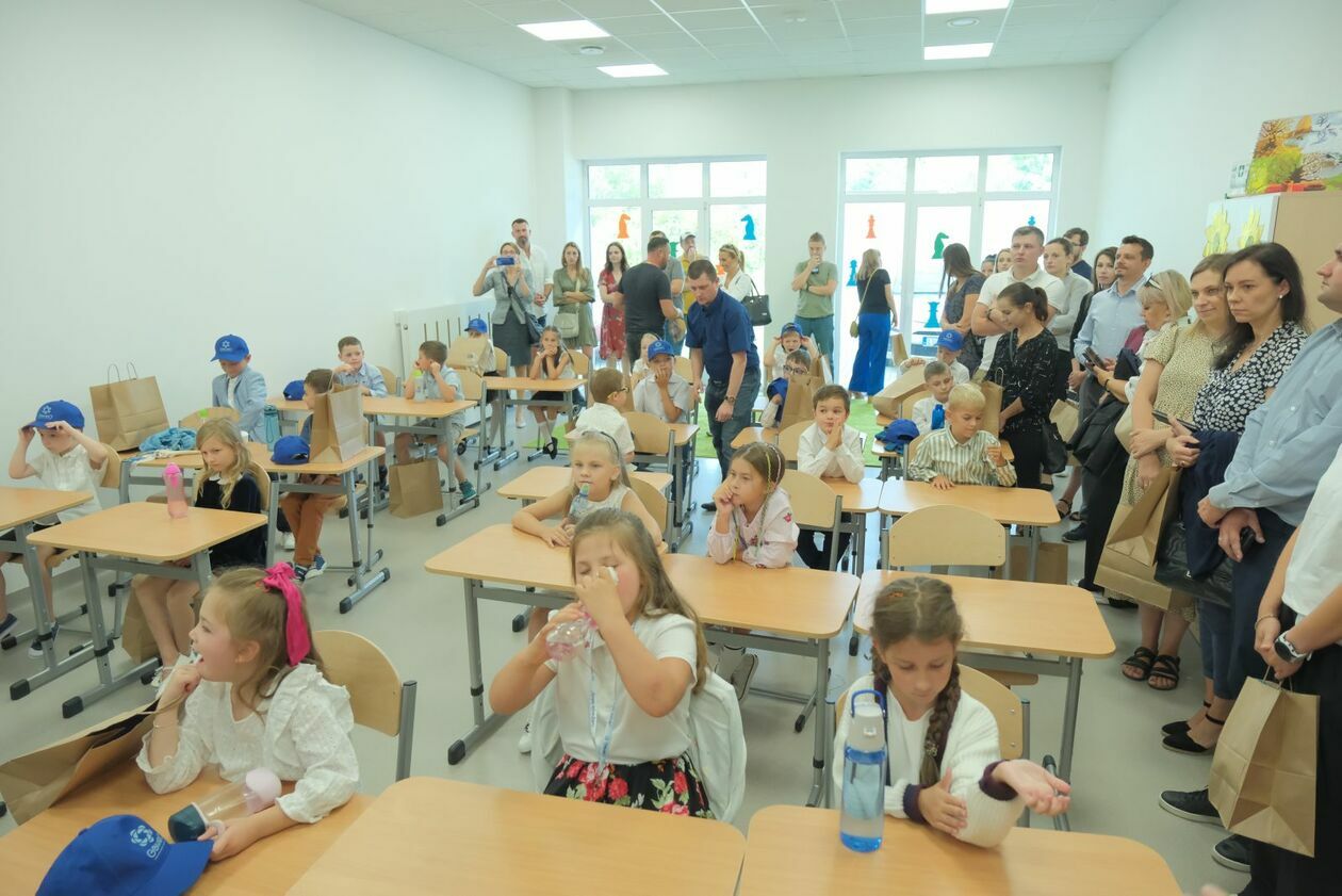  Rozpoczęcie roku szkolnego w nowej Publicznej Szkole Podstawowej Galileo w Lublinie (zdjęcie 23) - Autor: DW